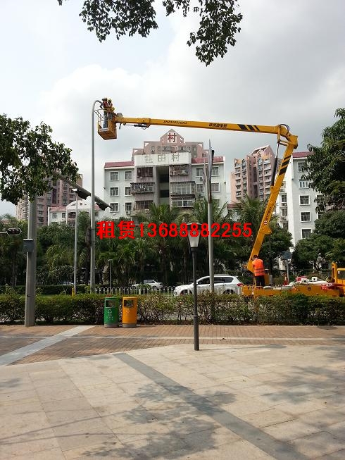 16米路燈維修車出租現(xiàn)場
